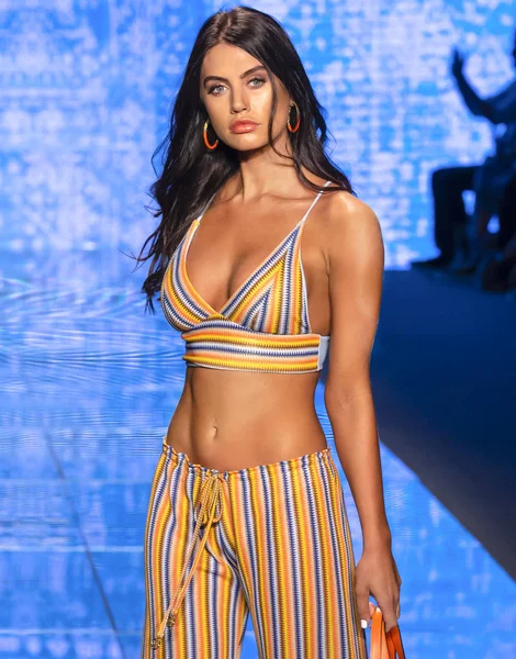 Miami Beach, Fl - 14 Temmuz 2018: Manken Paraiso Moda Fuarı'nda Paraiso çadır sırasında Luli Fama koleksiyonu pist yürür