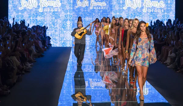 Miami Beach Juillet 2018 Des Mannequins Marchent Sur Piste Collection — Photo