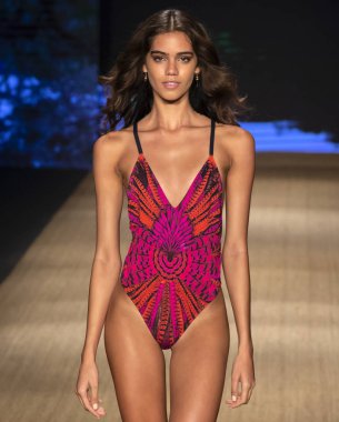 Miami Beach, Fl - 13 Temmuz 2018: Manken Paraiso Moda Fuarı'nda Paraiso çadır sırasında Agua Clara koleksiyonu pist yürür