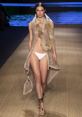 Miami Beach, Fl - 13 Temmuz 2018: Manken Paraiso Moda Fuarı'nda Paraiso çadır sırasında Agua Clara koleksiyonu pist yürür