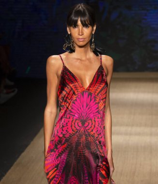 Miami Beach, Fl - 13 Temmuz 2018: Manken Paraiso Moda Fuarı'nda Paraiso çadır sırasında Agua Clara koleksiyonu pist yürür