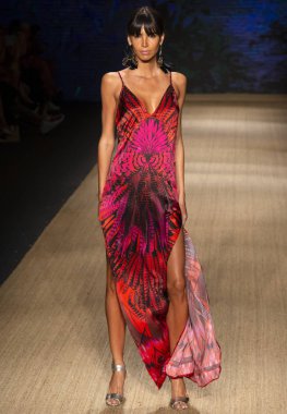 Miami Beach, Fl - 13 Temmuz 2018: Manken Paraiso Moda Fuarı'nda Paraiso çadır sırasında Agua Clara koleksiyonu pist yürür