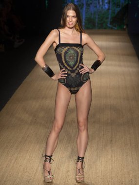 Miami Beach, Fl - 13 Temmuz 2018: Manken Paraiso Moda Fuarı'nda Paraiso çadır sırasında Agua Clara koleksiyonu pist yürür