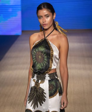 Miami Beach, Fl - 13 Temmuz 2018: Manken Paraiso Moda Fuarı'nda Paraiso çadır sırasında Agua Clara koleksiyonu pist yürür