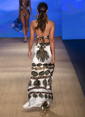 Miami Beach, Fl - 13 Temmuz 2018: Manken Paraiso Moda Fuarı'nda Paraiso çadır sırasında Agua Clara koleksiyonu pist yürür