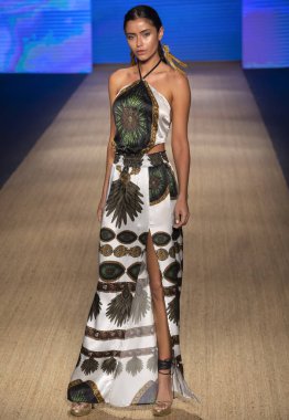 Miami Beach, Fl - 13 Temmuz 2018: Manken Paraiso Moda Fuarı'nda Paraiso çadır sırasında Agua Clara koleksiyonu pist yürür