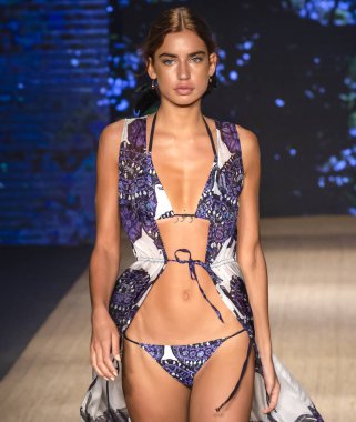 Miami Beach, Fl - 13 Temmuz 2018: Manken Paraiso Moda Fuarı'nda Paraiso çadır sırasında Agua Clara koleksiyonu pist yürür