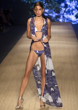 Miami Beach, Fl - 13 Temmuz 2018: Manken Paraiso Moda Fuarı'nda Paraiso çadır sırasında Agua Clara koleksiyonu pist yürür