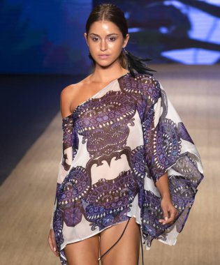 Miami Beach, Fl - 13 Temmuz 2018: Manken Paraiso Moda Fuarı'nda Paraiso çadır sırasında Agua Clara koleksiyonu pist yürür