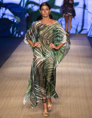 Miami Beach, Fl - 13 Temmuz 2018: Manken Paraiso Moda Fuarı'nda Paraiso çadır sırasında Agua Clara koleksiyonu pist yürür