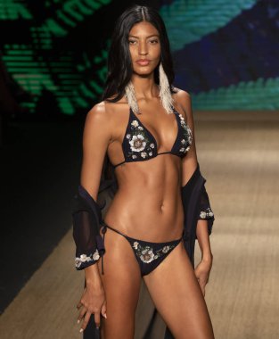 Miami Beach, Fl - 13 Temmuz 2018: Manken Paraiso Moda Fuarı'nda Paraiso çadır sırasında Agua Clara koleksiyonu pist yürür