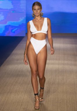 Miami Beach, Fl - 13 Temmuz 2018: Manken Paraiso Moda Fuarı'nda Paraiso çadır sırasında Agua Clara koleksiyonu pist yürür