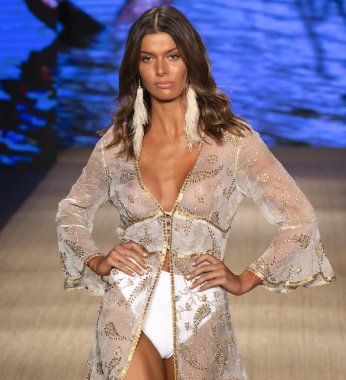 Miami Beach, Fl - 13 Temmuz 2018: Manken Paraiso Moda Fuarı'nda Paraiso çadır sırasında Agua Clara koleksiyonu pist yürür
