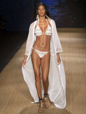 Miami Beach, Fl - 13 Temmuz 2018: Manken Paraiso Moda Fuarı'nda Paraiso çadır sırasında Agua Clara koleksiyonu pist yürür