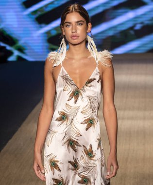 Miami Beach, Fl - 13 Temmuz 2018: Manken Paraiso Moda Fuarı'nda Paraiso çadır sırasında Agua Clara koleksiyonu pist yürür