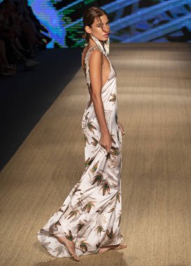 Miami Beach, Fl - 13 Temmuz 2018: Manken Paraiso Moda Fuarı'nda Paraiso çadır sırasında Agua Clara koleksiyonu pist yürür