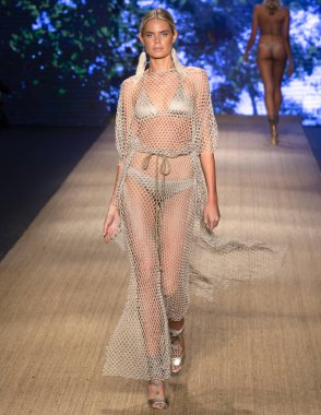 Miami Beach, Fl - 13 Temmuz 2018: Manken Paraiso Moda Fuarı'nda Paraiso çadır sırasında Agua Clara koleksiyonu pist yürür