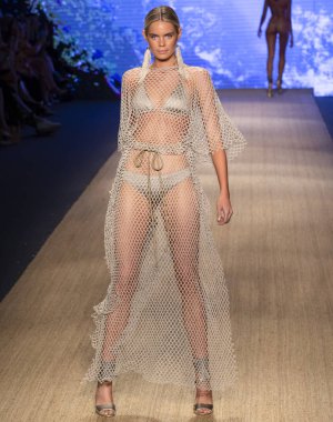 Miami Beach, Fl - 13 Temmuz 2018: Manken Paraiso Moda Fuarı'nda Paraiso çadır sırasında Agua Clara koleksiyonu pist yürür