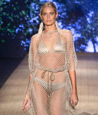 Miami Beach, Fl - 13 Temmuz 2018: Manken Paraiso Moda Fuarı'nda Paraiso çadır sırasında Agua Clara koleksiyonu pist yürür