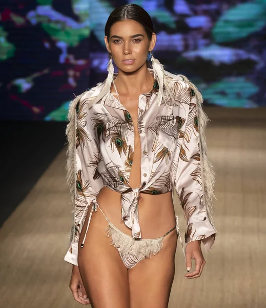 Miami Beach, Fl - 13 Temmuz 2018: Manken Paraiso Moda Fuarı'nda Paraiso çadır sırasında Agua Clara koleksiyonu pist yürür