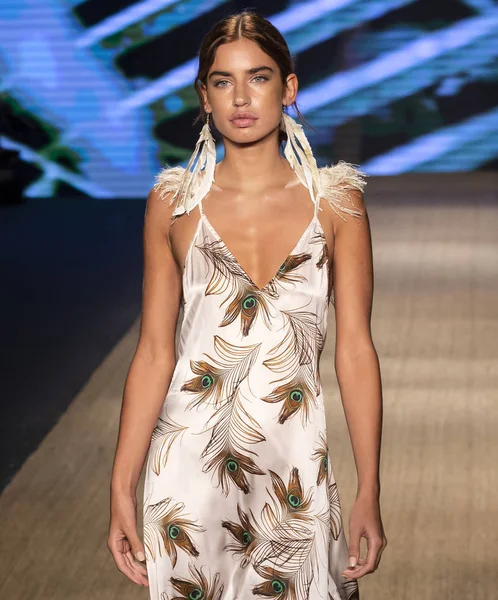 Miami Beach Juli 2018 Een Model Landingsbaan Agua Clara Collectie — Stockfoto