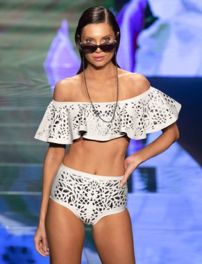 Miami Beach, Fl - 14 Temmuz 2018: Manken Paraiso Moda Fuarı'nda Paraiso çadır sırasında Sinesia Karol koleksiyonu pist yürür