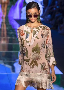 Miami Beach, Fl - 14 Temmuz 2018: Manken Paraiso Moda Fuarı'nda Paraiso çadır sırasında Sinesia Karol koleksiyonu pist yürür