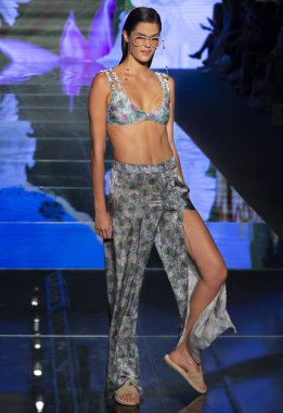 Miami Beach, Fl - 14 Temmuz 2018: Manken Paraiso Moda Fuarı'nda Paraiso çadır sırasında Sinesia Karol koleksiyonu pist yürür