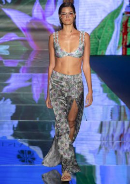 Miami Beach, Fl - 14 Temmuz 2018: Manken Paraiso Moda Fuarı'nda Paraiso çadır sırasında Sinesia Karol koleksiyonu pist yürür