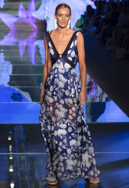 Miami Beach, Fl - 14 Temmuz 2018: Manken Paraiso Moda Fuarı'nda Paraiso çadır sırasında Sinesia Karol koleksiyonu pist yürür