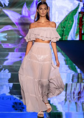 Miami Beach, Fl - 14 Temmuz 2018: Manken Paraiso Moda Fuarı'nda Paraiso çadır sırasında Sinesia Karol koleksiyonu pist yürür