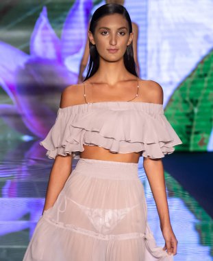 Miami Beach, Fl - 14 Temmuz 2018: Manken Paraiso Moda Fuarı'nda Paraiso çadır sırasında Sinesia Karol koleksiyonu pist yürür