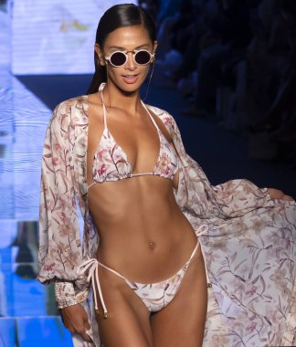 Miami Beach, Fl - 14 Temmuz 2018: Manken Paraiso Moda Fuarı'nda Paraiso çadır sırasında Sinesia Karol koleksiyonu pist yürür