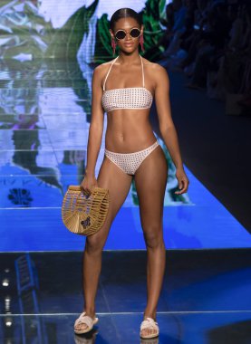 Miami Beach, Fl - 14 Temmuz 2018: Manken Paraiso Moda Fuarı'nda Paraiso çadır sırasında Sinesia Karol koleksiyonu pist yürür