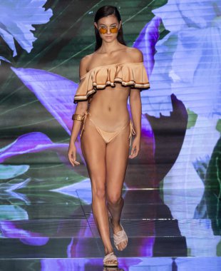 Miami Beach, Fl - 14 Temmuz 2018: Manken Paraiso Moda Fuarı'nda Paraiso çadır sırasında Sinesia Karol koleksiyonu pist yürür