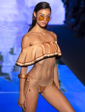 Miami Beach, Fl - 14 Temmuz 2018: Manken Paraiso Moda Fuarı'nda Paraiso çadır sırasında Sinesia Karol koleksiyonu pist yürür