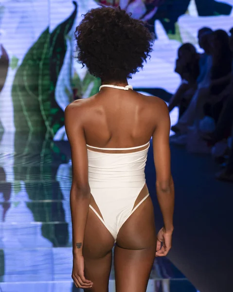 Miami Beach Julho 2018 Modelo Caminha Passarela Coleção Sinesia Karol — Fotografia de Stock