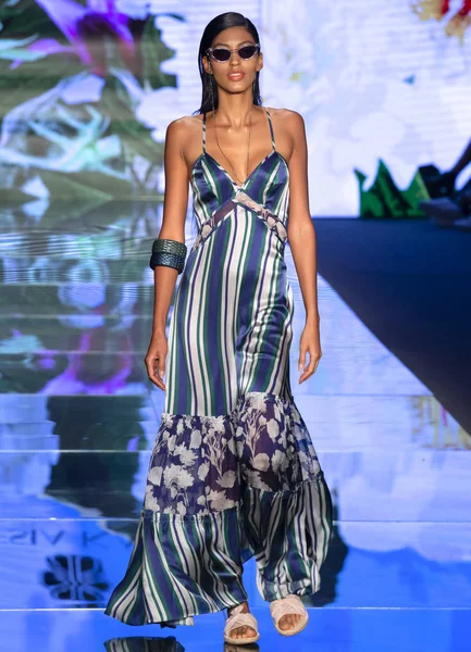 Miami Beach July 2018 Model Walks Runway Sinesia Karol Collection — Stock Photo, Image