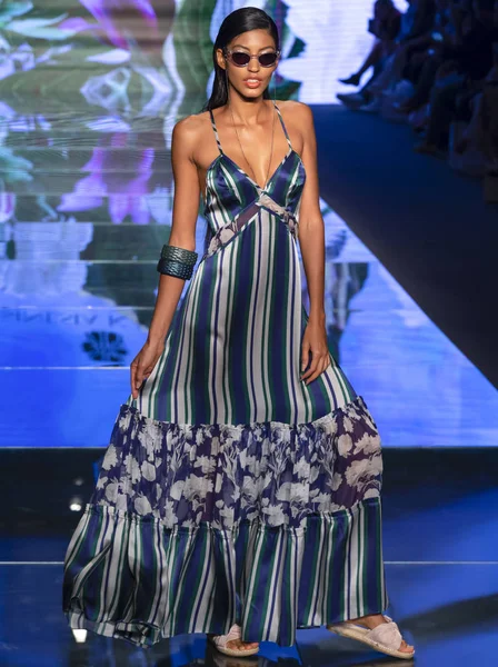 Miami Beach July 2018 Model Walks Runway Sinesia Karol Collection — Stock Photo, Image