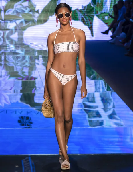 Miami Beach Julio 2018 Una Modelo Camina Por Pasarela Sinesia — Foto de Stock