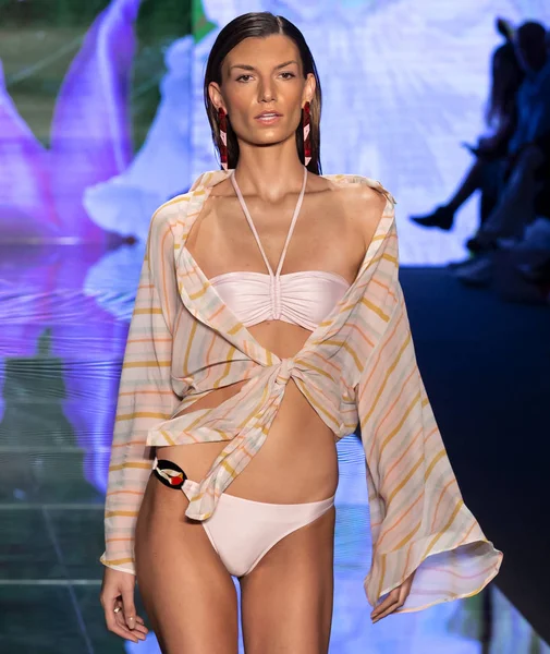 Miami Beach, Fl - 14 Temmuz 2018: Manken Paraiso Moda Fuarı'nda Paraiso çadır sırasında Sinesia Karol koleksiyonu pist yürür