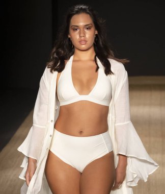Miami Beach, Fl - 13 Temmuz 2018: Manken Paraiso Moda Fuarı'nda Paraiso çadır sırasında Pazartesi mayo koleksiyonu pist yürür