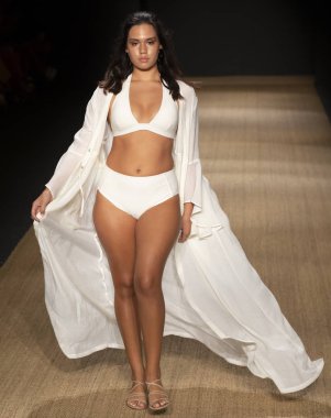 Miami Beach, Fl - 13 Temmuz 2018: Manken Paraiso Moda Fuarı'nda Paraiso çadır sırasında Pazartesi mayo koleksiyonu pist yürür