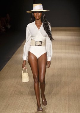 Miami Beach, Fl - 13 Temmuz 2018: Manken Paraiso Moda Fuarı'nda Paraiso çadır sırasında Pazartesi mayo koleksiyonu pist yürür