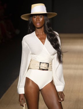 Miami Beach, Fl - 13 Temmuz 2018: Manken Paraiso Moda Fuarı'nda Paraiso çadır sırasında Pazartesi mayo koleksiyonu pist yürür