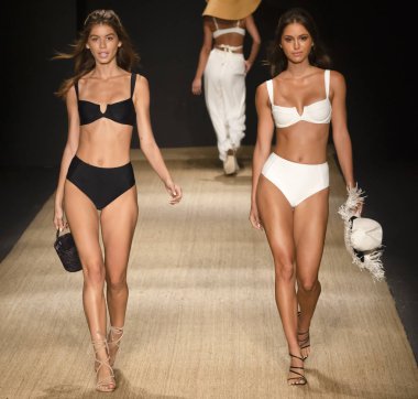 Miami Beach, Fl - 13 Temmuz 2018: Manken Paraiso Moda Fuarı'nda Paraiso çadır sırasında Pazartesi mayo koleksiyonu pist yürür