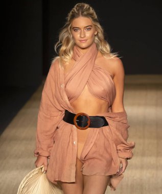 Miami Beach, Fl - 13 Temmuz 2018: Manken Paraiso Moda Fuarı'nda Paraiso çadır sırasında Pazartesi mayo koleksiyonu pist yürür