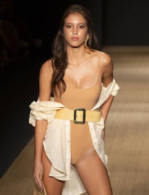 Miami Beach, Fl - 13 Temmuz 2018: Manken Paraiso Moda Fuarı'nda Paraiso çadır sırasında Pazartesi mayo koleksiyonu pist yürür