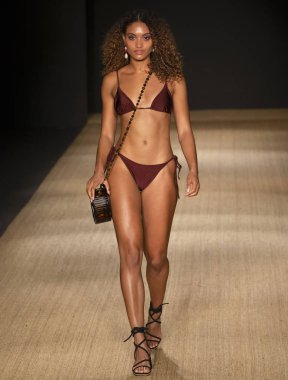 Miami Beach, Fl - 13 Temmuz 2018: Manken Paraiso Moda Fuarı'nda Paraiso çadır sırasında Pazartesi mayo koleksiyonu pist yürür