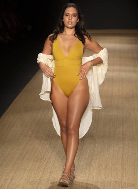 Miami Beach, Fl - 13 Temmuz 2018: Manken Paraiso Moda Fuarı'nda Paraiso çadır sırasında Pazartesi mayo koleksiyonu pist yürür